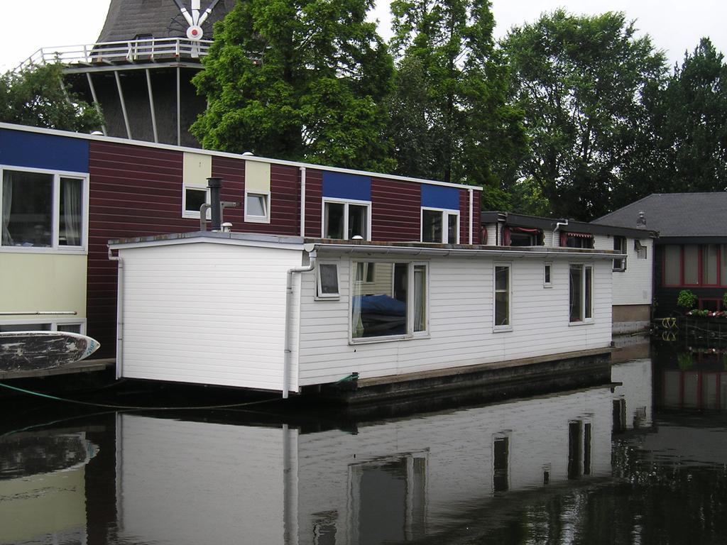 Hotel Houseboat Under The Mill Amsterdam Exterior foto